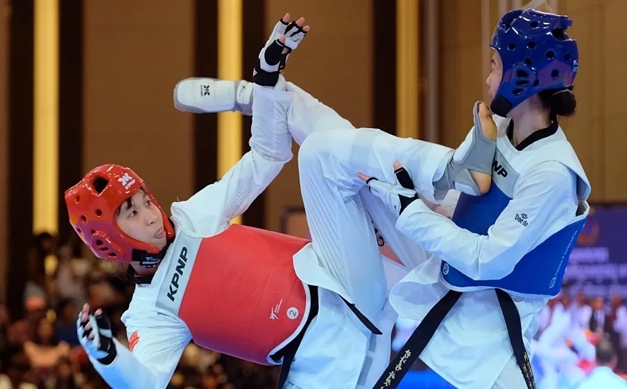Kim Tuyền (đỏ) là gương mặt trọng điểm của tuyển taekwondo Việt Nam trong mục tiêu tranh vé Olympic 2024. Ảnh: CỤC TDTT