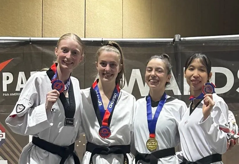 Trương Thị Kim Tuyền (ngoài cùng bên phải) đã có HCB tại giải taekwondo Mỹ mở rộng 2024. Ảnh: TAEKWONDOVN