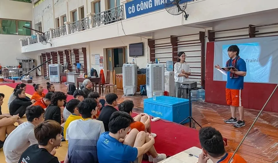 Chuyên gia Nhật Bản đang tập huấn cho tuyển thủ TDDC Việt Nam tại Trung tâm HLTTQG Hà Nội. Ảnh: VGF