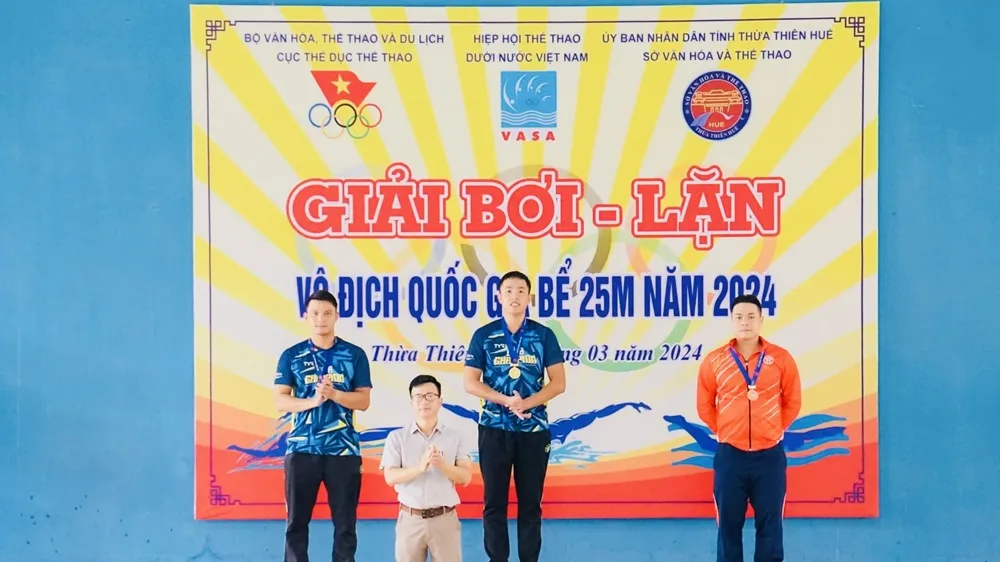 VĐV Nguyễn Thành Lộc (giữa) là gương mặt có chuyên môn tốt nhất đội lặn nam TPHCM thời điểm hiện tại. Ảnh: HCM FINSWIMMING