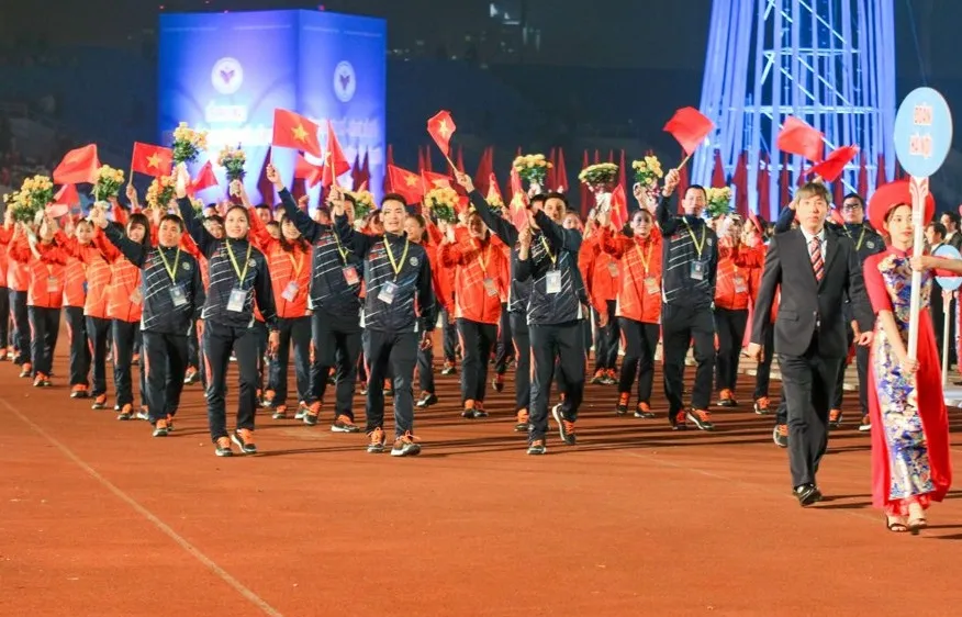 Giám đốc Trung tâm Huấn luyện và thi đấu TDTT Hà Nội Đào Quốc Thắng (đi đầu) được bổ nhiệm là trưởng Phòng quản lý TDTT (Sở VH-TT Hà Nội). Ảnh: LƯỢNG LƯỢNG