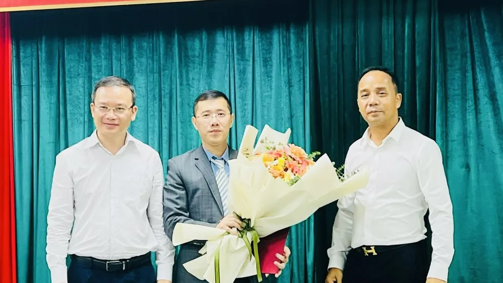 Cục TDTT đã bổ nhiệm ông Phạm Quốc Hưng (giữ) giữ vai trò Phó Giám đốc Khu liên hợp thể thao Quốc gia Mỹ Đình. Ảnh: MINH MINH