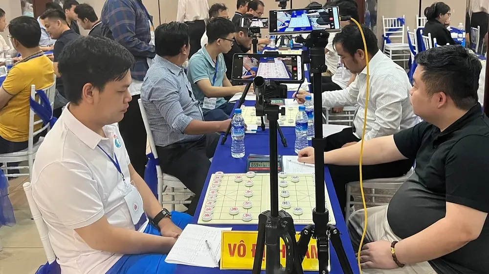 Vũ Quốc Đạt (áo trắng) đang tạm dẫn đầu nội dung cờ tiêu chuẩn của bảng nam ở giải cờ tướng vô địch quốc gia 2024. Ảnh: NGUYỄN THÀNH TRUNG
