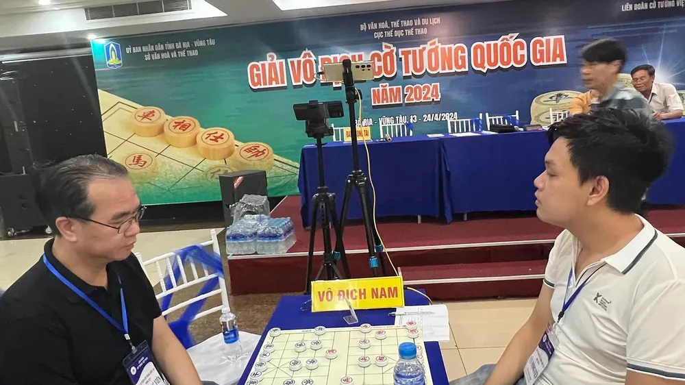 Vũ Quốc Đạt (áo trắng) đã gặp Nguyễn Thành Bảo trong ván cuối của nội dung cờ tiêu chuẩn ở giải năm nay. Ảnh: NGUYỄN THÀNH TRUNG