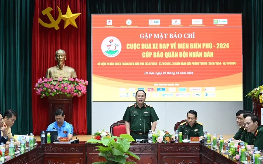 Ban tổ chức thông tin về giải đấu trong ngày 25-4 tại Hà Nội. Ảnh: QDND