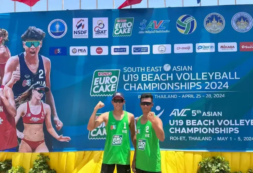 Cầu thủ bóng chuyền bãi biển Việt Nam có tấm HCB ở giải U19 vô địch Đông Nam Á 2024. Ảnh: BCVN