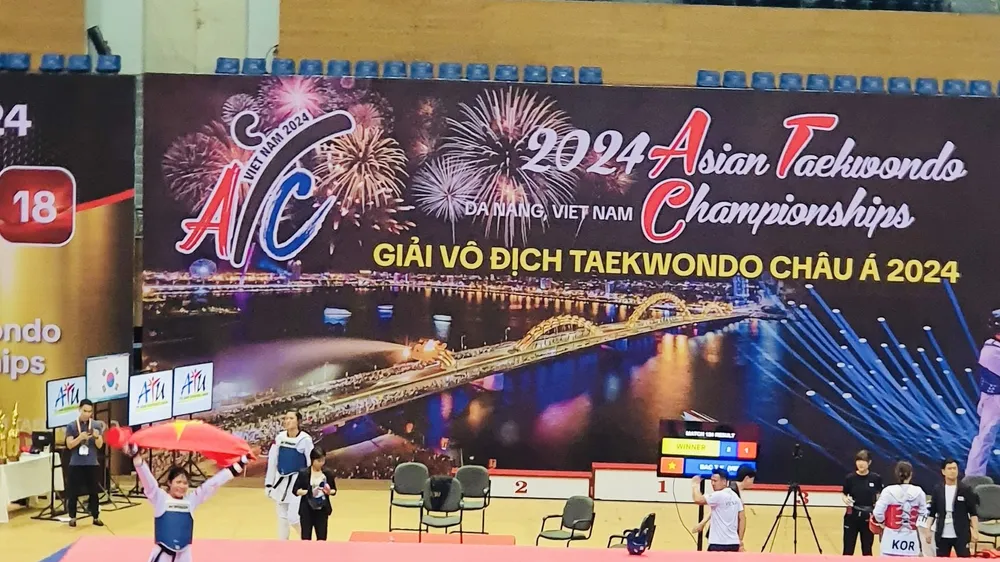 Bạc Thị Khiêm có niềm vui chiến thắng ngay sau trận chung kết. Ảnh: TH.TRANG