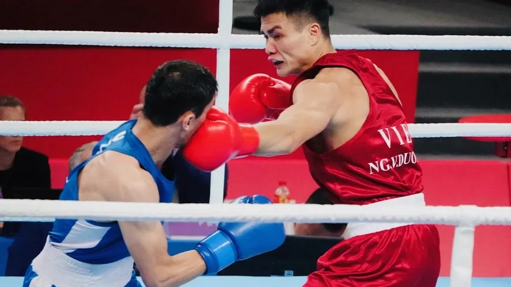 Nguyễn Văn Đương (đỏ) đã có trận thắng đầu tiên. Ảnh: ĐOÀN TTVN