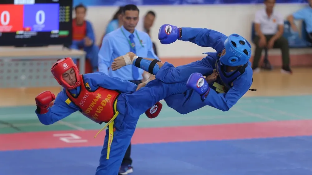 Các võ sỹ thi đấu thu hút sự cổ vũ của người hâm mộ và giới chuyên môn vovinam. Ảnh: DŨNG PHƯƠNG