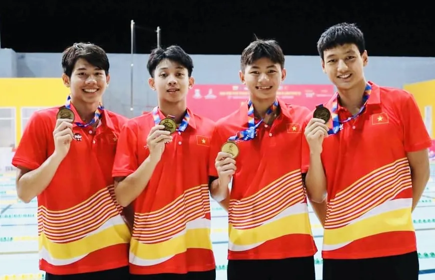 Nguyễn Quang Thuấn (ngoài cùng bên trái) đang là một trong những tuyển thủ thể thao học sinh Việt Nam thi đấu hiệu quả ở môn bơi. Ảnh: ASG 2024
