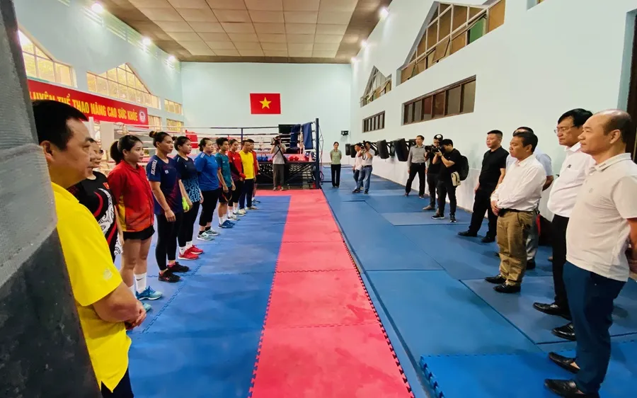 Lãnh đạo Bộ VH-TT-DL và Cục TDTT gặp mặt các tuyển thủ sẽ dự Olympic 2024 đang tập luyện ở Trung tâm HLTTQG Hà Nội. Ảnh: MINH MINH