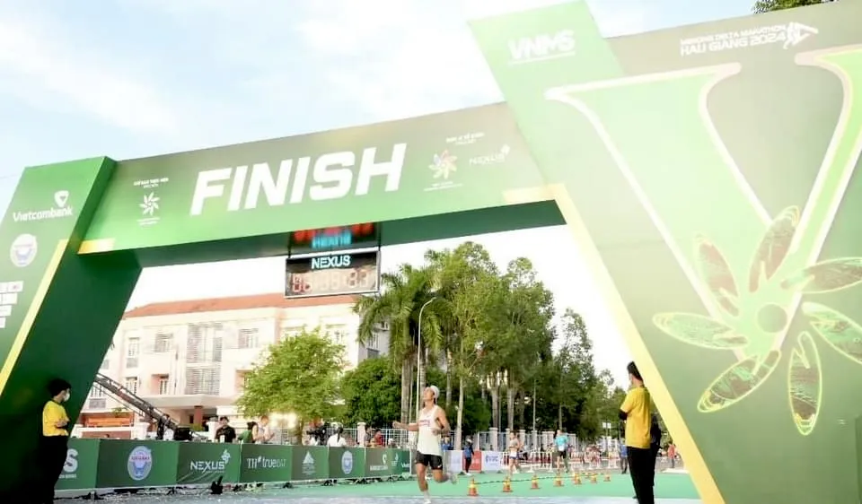 Hoàng Nguyên Thanh về thứ nhì nội dung 42km tại giải. Ảnh: HAUGIANGMARATHON