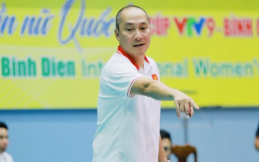 HLV Nguyễn Tuấn Kiệt có thêm thời gian tập luyện cùng đội nữ Việt Nam tại Quảng Ninh trước khi đi Thượng Hải (Trung Quốc). Ảnh: DŨNG PHƯƠNG