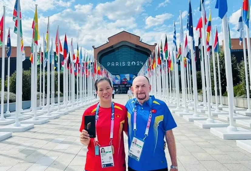 Chuyên gia của đội rowing Việt Nam luôn theo sát các tuyển thủ giúp họ đạt được chuyên môn tốt nhất. Ảnh: HUỆ PHẠM