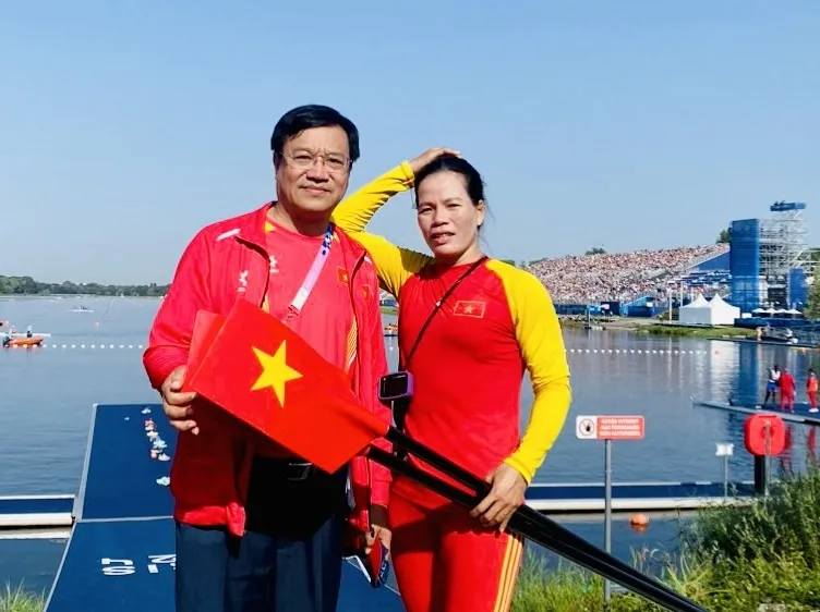 Phạm Thị Huệ được lãnh đạo Đoàn thể thao Việt Nam động viên khi thi đấu tại Olympic 2024. Ảnh: ĐOÀNTTVN