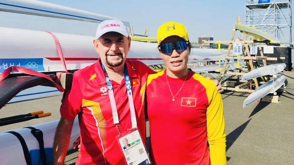 Phạm Thị Huệ và chuyên gia người Australia ở khu đua thuyền tại Olympic 2024. Ảnh: ĐOÀNTTVN