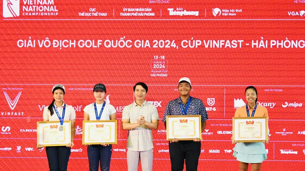 Hai golf thủ có ngôi vô địch quốc gia 2024. Ảnh: NHƯ Ý