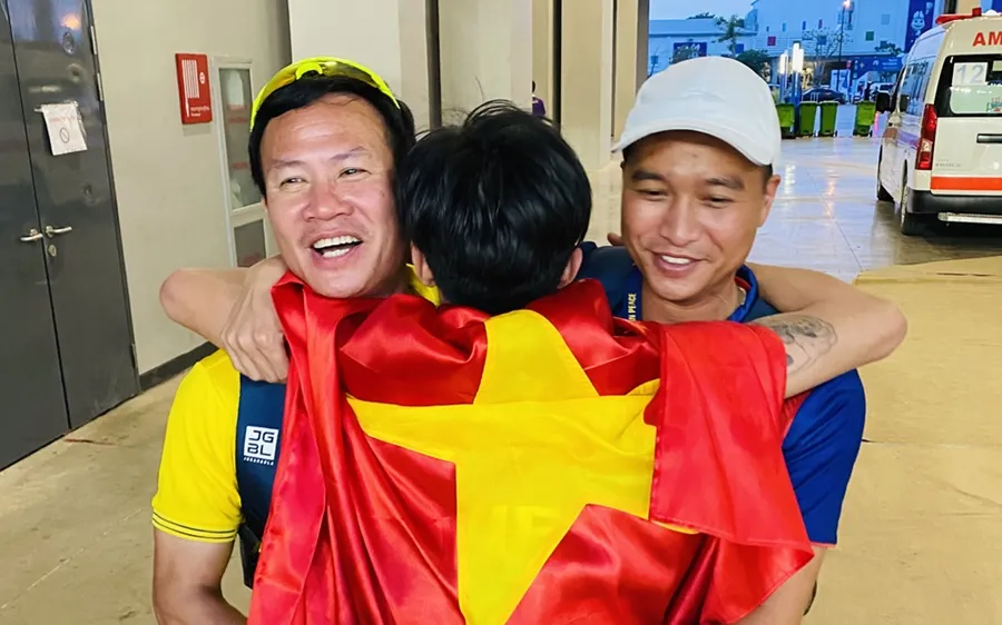 HLV Trần Văn Sỹ (trái) luôn động viên, cổ vũ các học trò trong các giải đấu để đạt kết quả cao nhất. Ảnh: MINH MINH