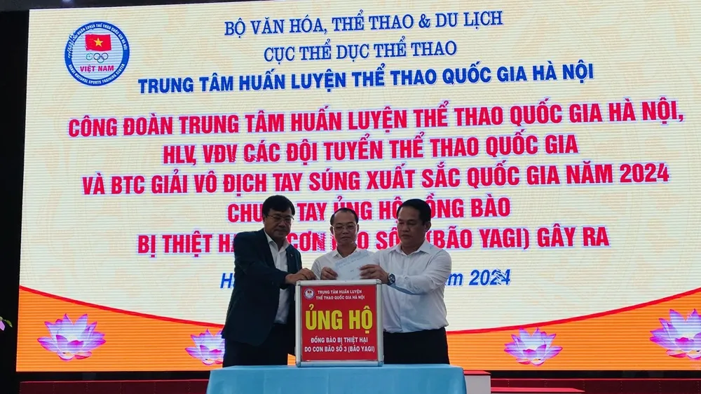 Lãnh đạo ngành thể thao tham gia chương trình quyên góp ủng hộ được tổ chức tại Trung tâm HLTTQG Hà Nội. Ảnh: MINH MINH