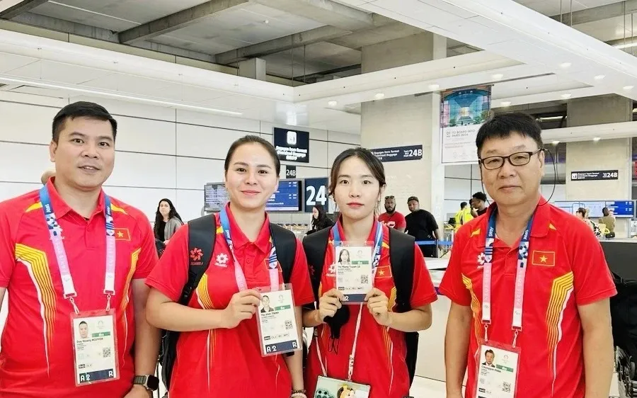Chuyên gia Park Chung-gun (phải) đã dự Olympic 2024 cùng bắn súng Việt Nam và đây là giải đấu cuối ông huấn luyện chuyên môn cho các xạ thủ trước khi kết thúc với thể thao Việt Nam. Ảnh: MINH MINH