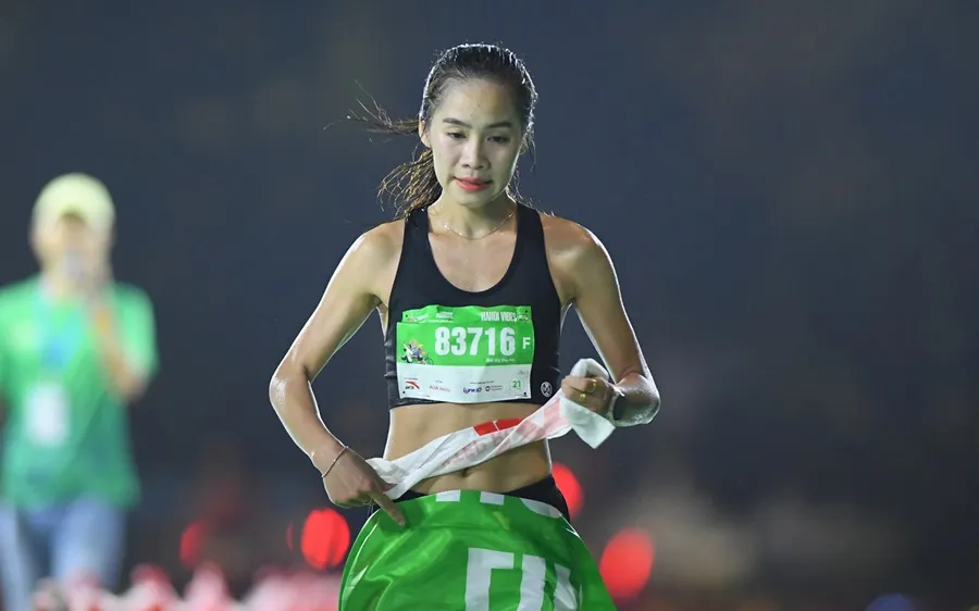 Bùi Thị Thu Hà có chiến thắng quan trọng ở cự ly bán marathon - 21km nữ. Ảnh: VPIM