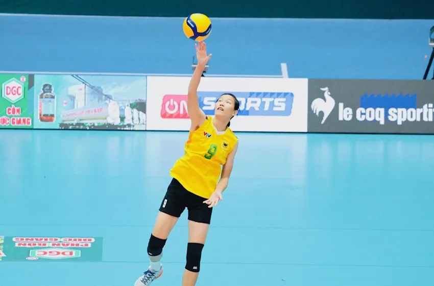 Ngọc Hoa trở lại thi đấu và cô giữ được bản lĩnh của 1 cầu thủ nhiều kinh nghiệm, hỗ trợ các đàn em. Ảnh: DŨNG PHƯƠNG