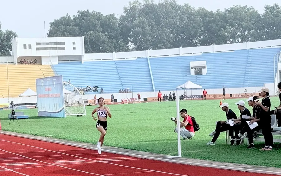 Nguyễn Thị Oanh giành HCV nội dung 5.000m nữ giải năm nay. Ảnh: MINH MINH