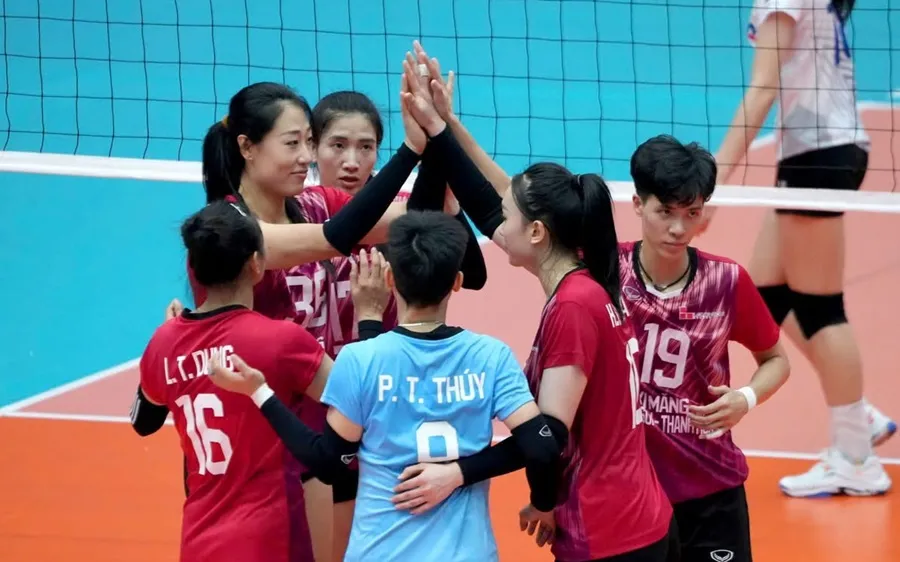 Đội nữ Thanh Hóa là bất ngờ lớn ở giải năm nay khi xếp thứ nhì vòng bảng, giành suất dự bán kết. Ảnh: VFV