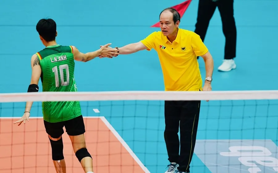 HLV Thái Quang Lai và cầu thủ VTV Bình Điền Long An giữ tâm lý thoải mái nhất trước khi thi đấu bán kết. Ảnh: DŨNG PHƯƠNG