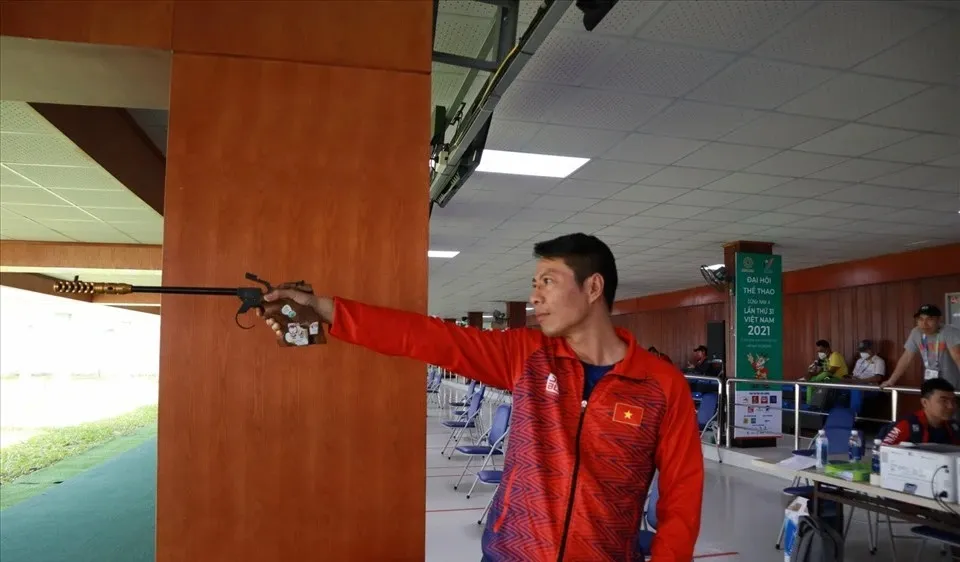 Xạ thủ, HLV Trần Quốc Cường vẫn giữ được phong độ để có huy chương tại giải vô địch quốc gia 2024. Ảnh: LƯỢNG LƯỢNG
