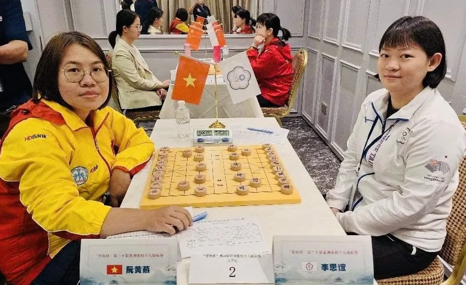 Kỳ thủ Nguyễn Hoàng Yến (trái) đang tranh tài ở giải vô địch châu Á 2024. Ảnh: VXF