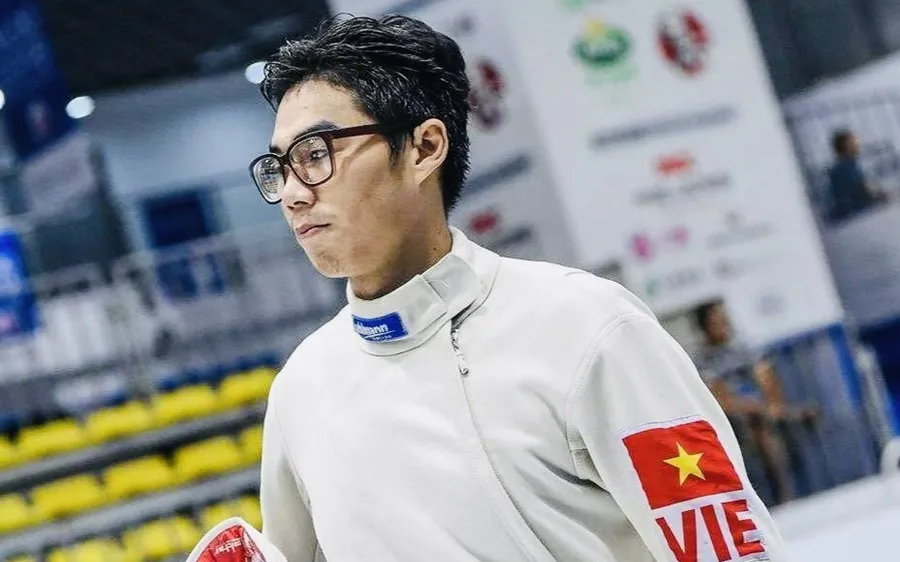 Nguyễn Phước Đến và đồng đội ở đội hình Việt Nam 1 giành HCV nội dung kiếm 3 cạnh đồng đội nam. Ảnh: FIE