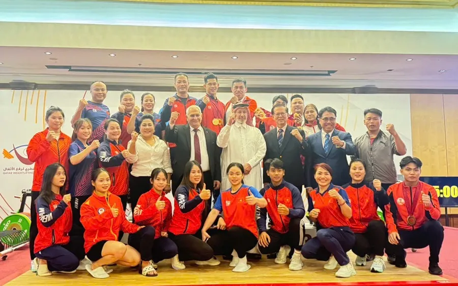 Chủ tịch Liên đoàn cử tạ thế giới và Liên đoàn cử tạ châu Á đã gặp gỡ động viên các lực sỹ Việt Nam ngay tại giải. Ảnh: NGUYỄN HUY
