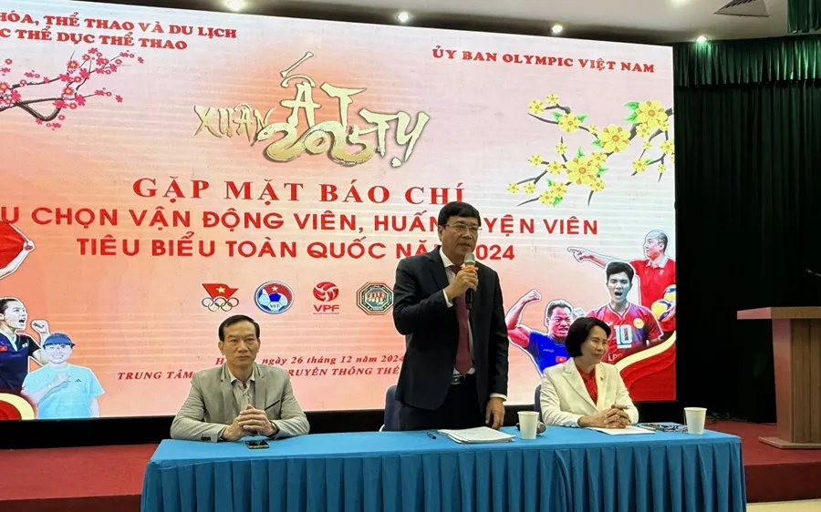 Cục trưởng Cục TDTT Đặng Hà Việt trao đổi tại cuộc bầu chọn HLV, VĐV tiêu biểu toàn quốc 2024. Ảnh: MINH MINH