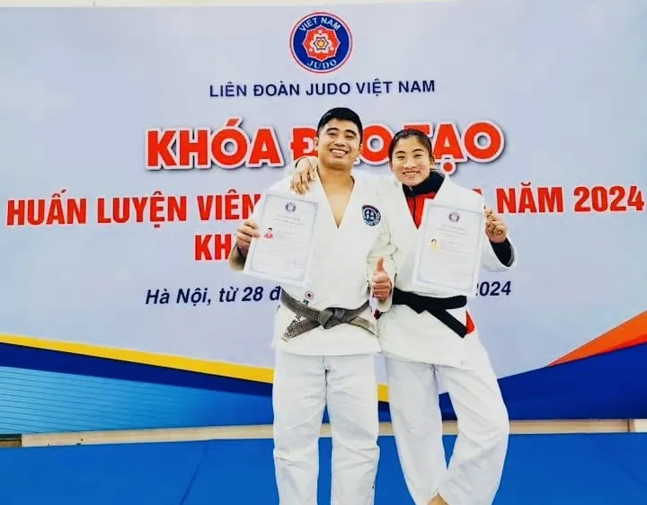 Hoàng Thị Tình (phải) đã vượt qua khóa đào tạo để có chứng nhận HLV judo quốc gia năm 2024. Ảnh: VĂN LỢI