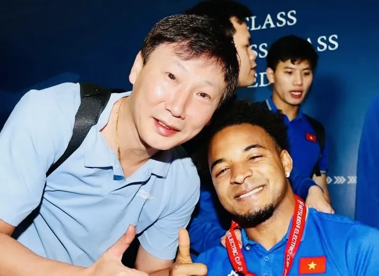 Cầu thủ Nguyễn Xuân Son và HLV Kim Sang Sik lên đường về Việt Nam trong ngày 6-1. Ảnh: VFF