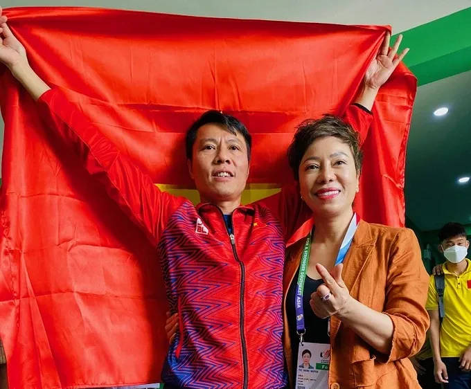 HLV Nguyễn Thị Nhung và xạ thủ Trần Quốc Cường ăn mừng tấm HCV tại SEA Games 31 trên sân nhà. Ảnh: MINH MINH
