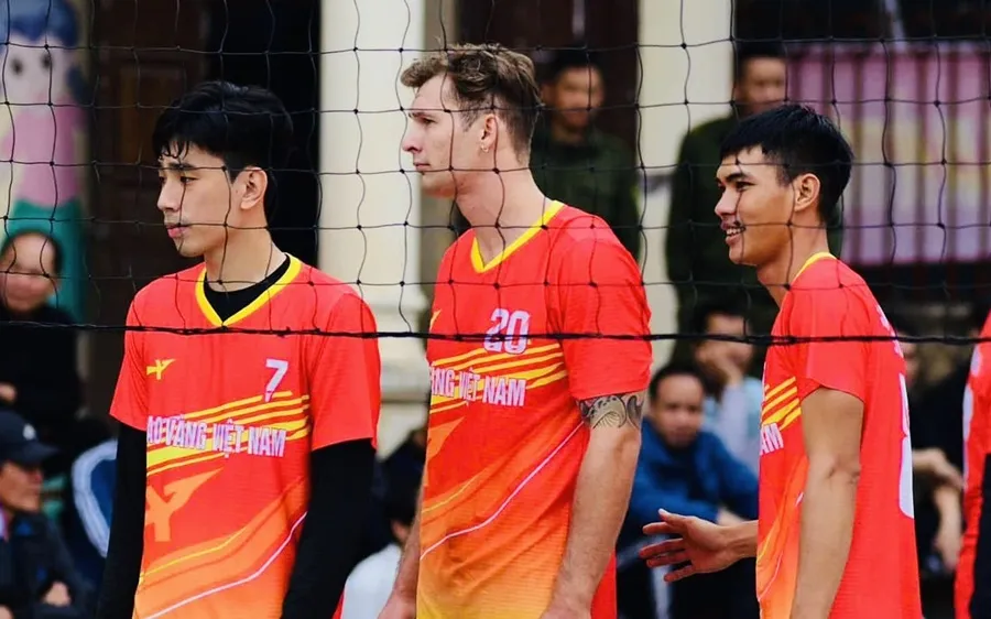 Cầu thủ người Nga Iurii Kruzhkov (giữa) sẽ tiếp tục khoác áo đội nam Đà Nẵng tại mùa giải năm nay. Ảnh: SAOVANGVN