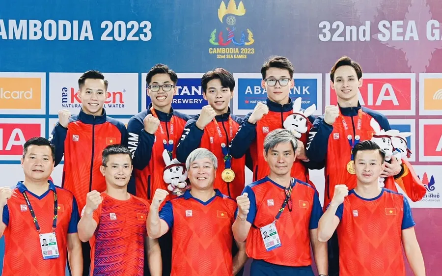 HLV Trương Minh Sang (ngoài cùng bên phải, hàng dưới) là HLV có chuyên môn tốt của đội TDDC nam Việt Nam hiện tại. Ảnh: ĐOÀNTTVN