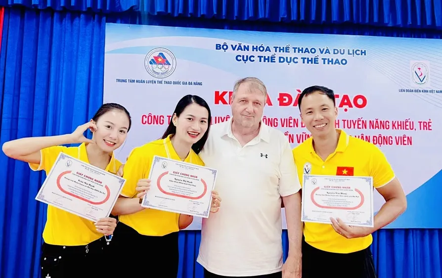 Cựu VĐV Trần Mai Hạnh, Nguyễn Thị Oanh và Nguyễn Văn Hùng đang được tin tưởng nhận nhiệm vụ làm công tác huấn luyện chuyên môn ở tuyển điền kinh trẻ Việt Nam. Ảnh: MINH MINH
