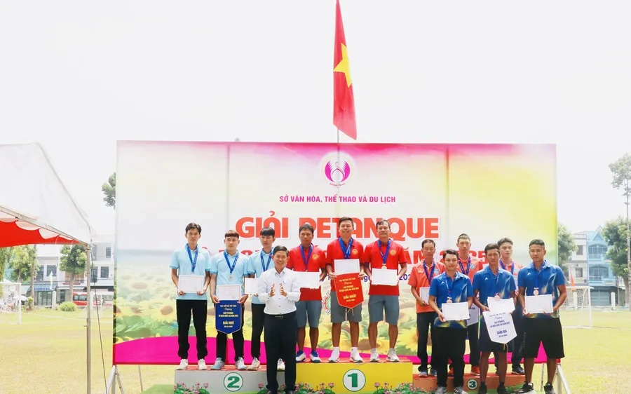 Ban tổ chức trao giải cho VĐV đạt kết quả cao nhất trong nội dung thi đấu. Ảnh: ĐOÀN TUẤN