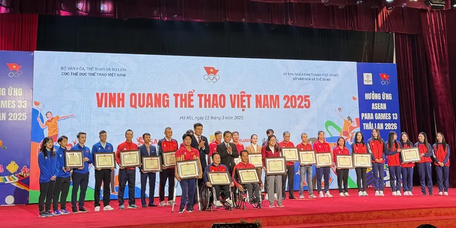 Các VĐV đã được khen thưởng trong chương trình "Vinh quang thể thao Việt Nam 2025". Ảnh: MINH MINH