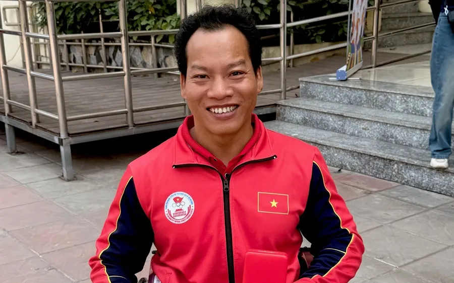 Lực sỹ Lê Văn Công đã vinh dự được nhận Huân chương Lao động hạng Ba. Ảnh: MINH MINH