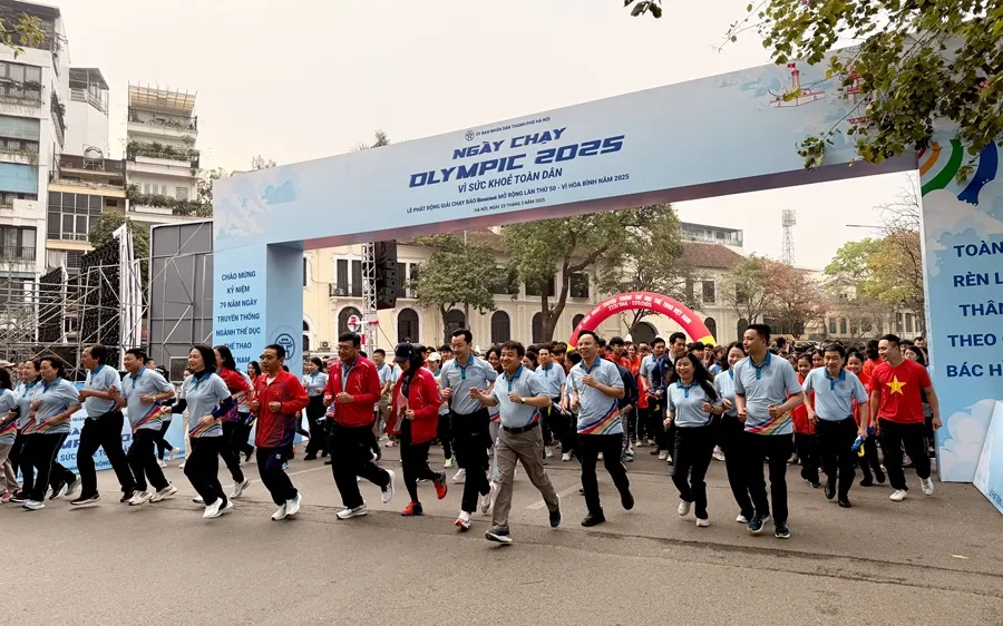 Đông đảo mọi người đã tham gia Ngày chạy Olympic 2025 tại Hồ Hoàn Kiếm (Hà Nội). Ảnh: MINH MINH