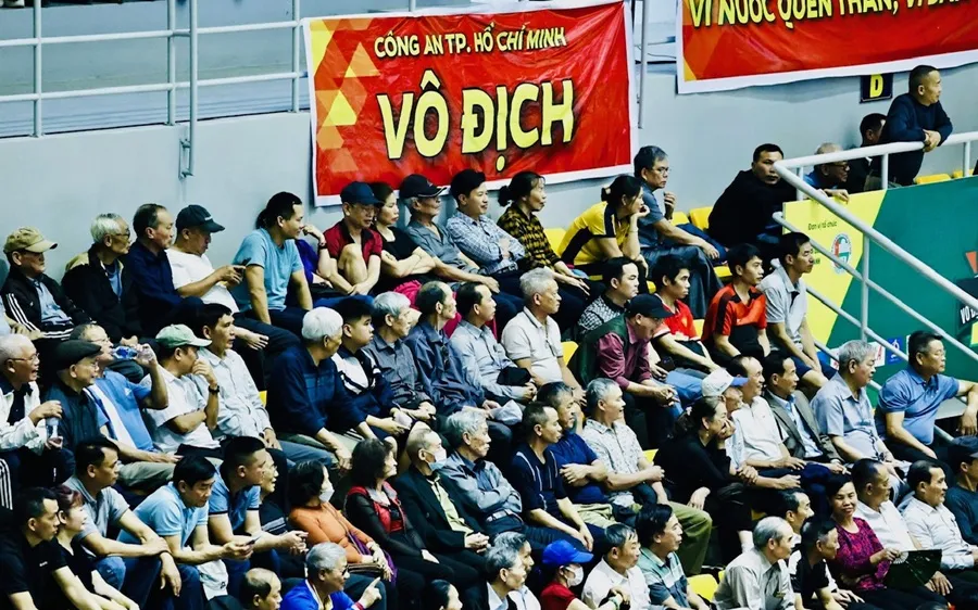 Khán giả ngồi kín khán đài cổ vũ càng tạo thêm không khí sôi nổi cho cầu thủ dưới sàn đấu. Ảnh: DŨNG PHƯƠNG