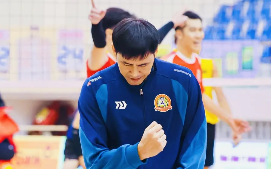 HLV Dương Tấn Vinh và đội bóng của mình tạm vươn lên giữ vị trí số 1 ở nội dung nam. Ảnh: CATPHCM