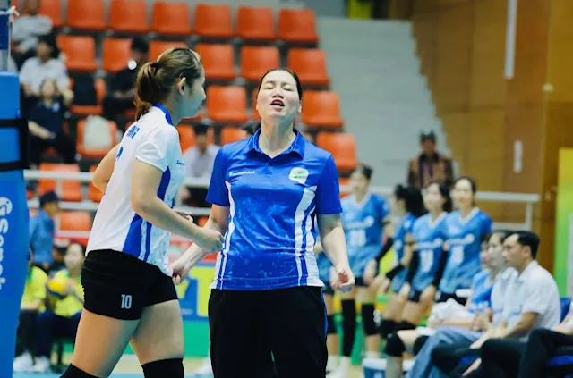 HLV Trần Hiền và các học trò chưa giành được chiến thắng ở giải năm nay nhưng vẫn quyết tâm cải thiện phong độ. Ảnh: DŨNG PHƯƠNG