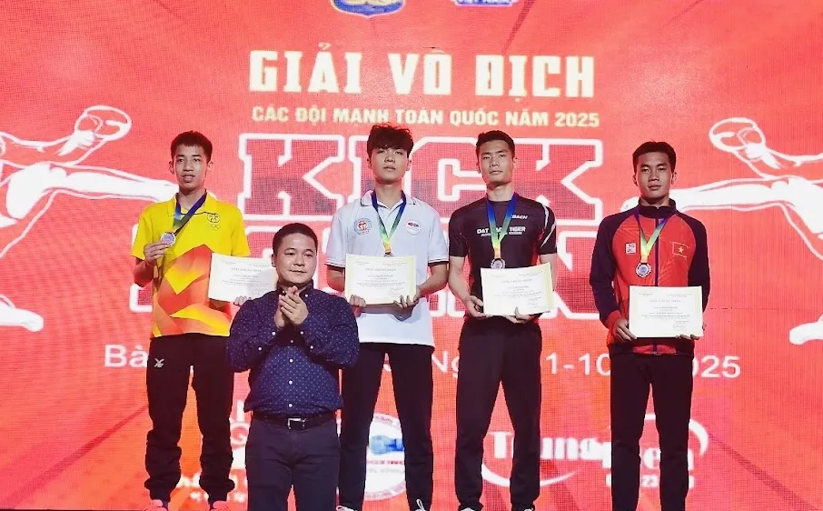 Các VĐV đạt kết quả cao đã được trao huy chương trong ngày cuối tại giải. Ảnh: VKF