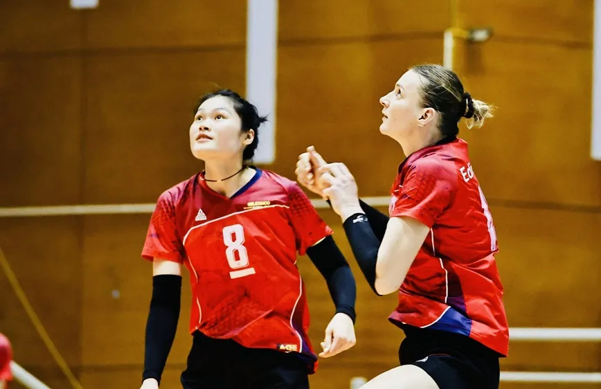 Chủ công Nguyễn Thị Uyên (8) sẽ được tập trung đội tuyển bóng chuyền nữ Việt Nam năm 2025. Ảnh: DŨNG PHƯƠNG