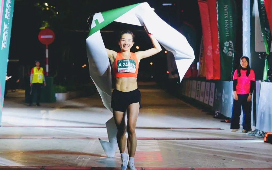 Nguyễn Thị Oanh về nhất cự ly 21km nữ tại giải Tay Ho Half Marathon 2025. Ảnh: THHM